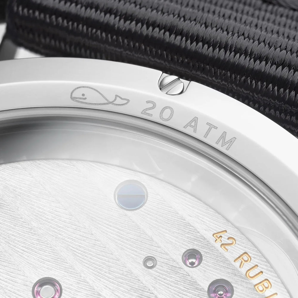 Ahoi Neomatik Sapphire Back 38mm - White Silver-Plated on Fabric Strap