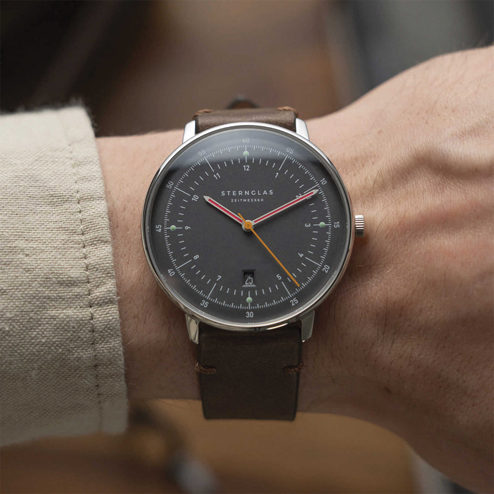 Hamburg Quartz 42mm - Graphite on Leather Strap