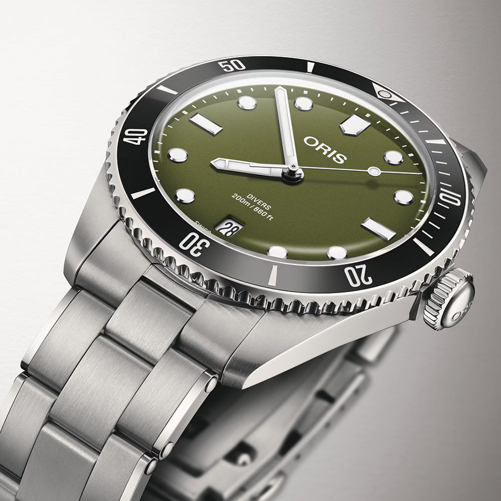 Divers Date 39mm - Green on Bracelet