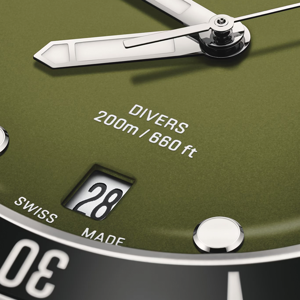Divers Date 39mm - Green on Bracelet