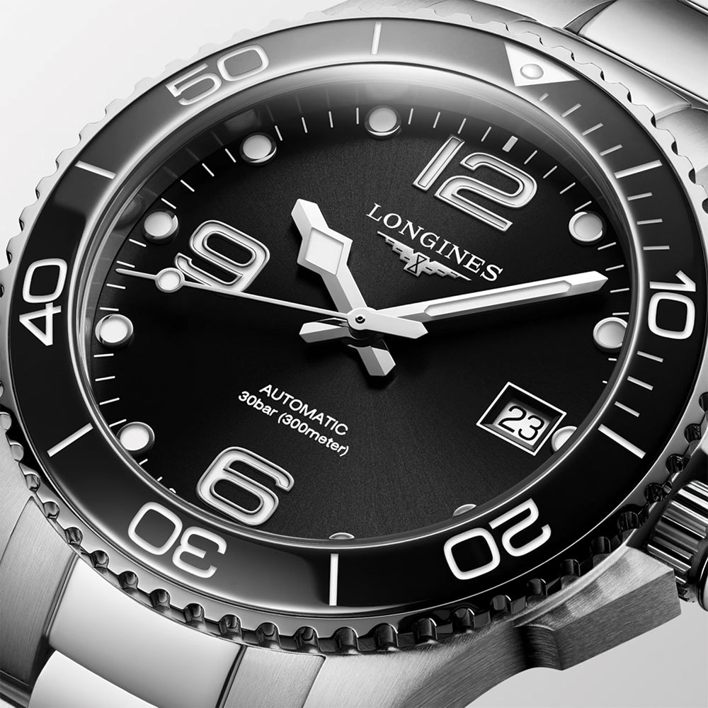 HydroConquest 39mm - Black on Bracelet