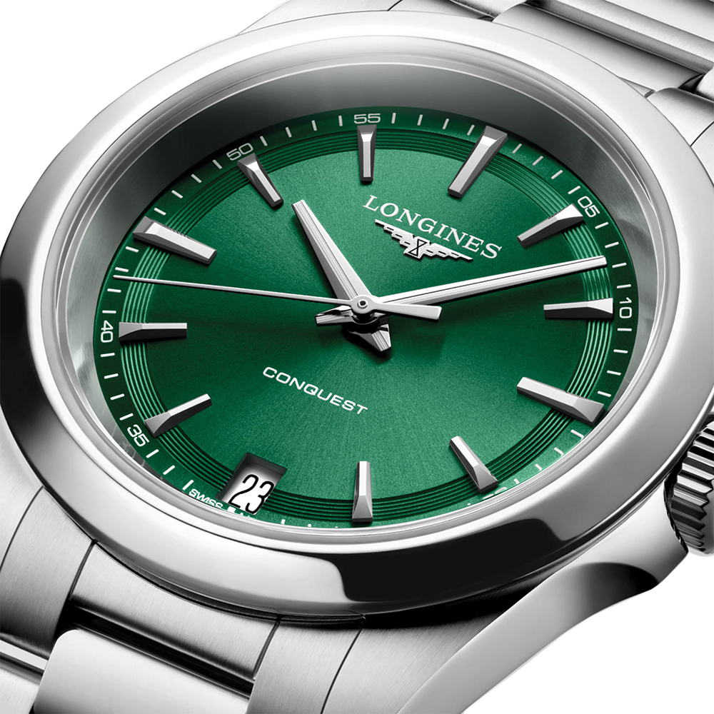 Conquest Quartz 34mm - Green on Bracelet
