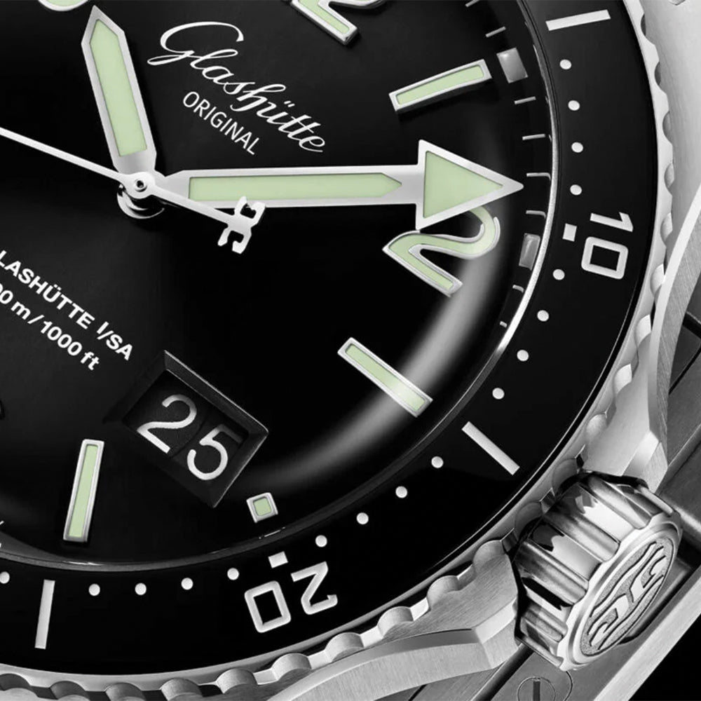 SeaQ Panorama Date 43mm - Galvanized Black on Bracelet