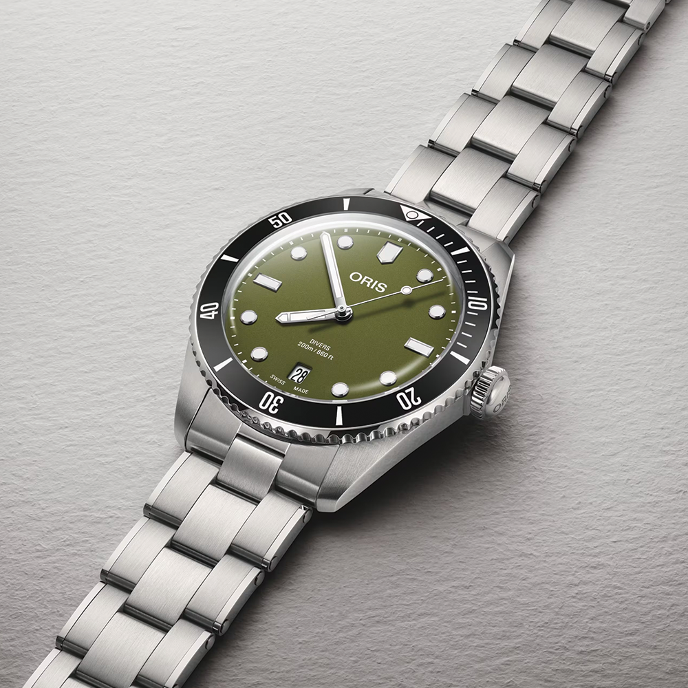 Divers Date 39mm - Green on Bracelet