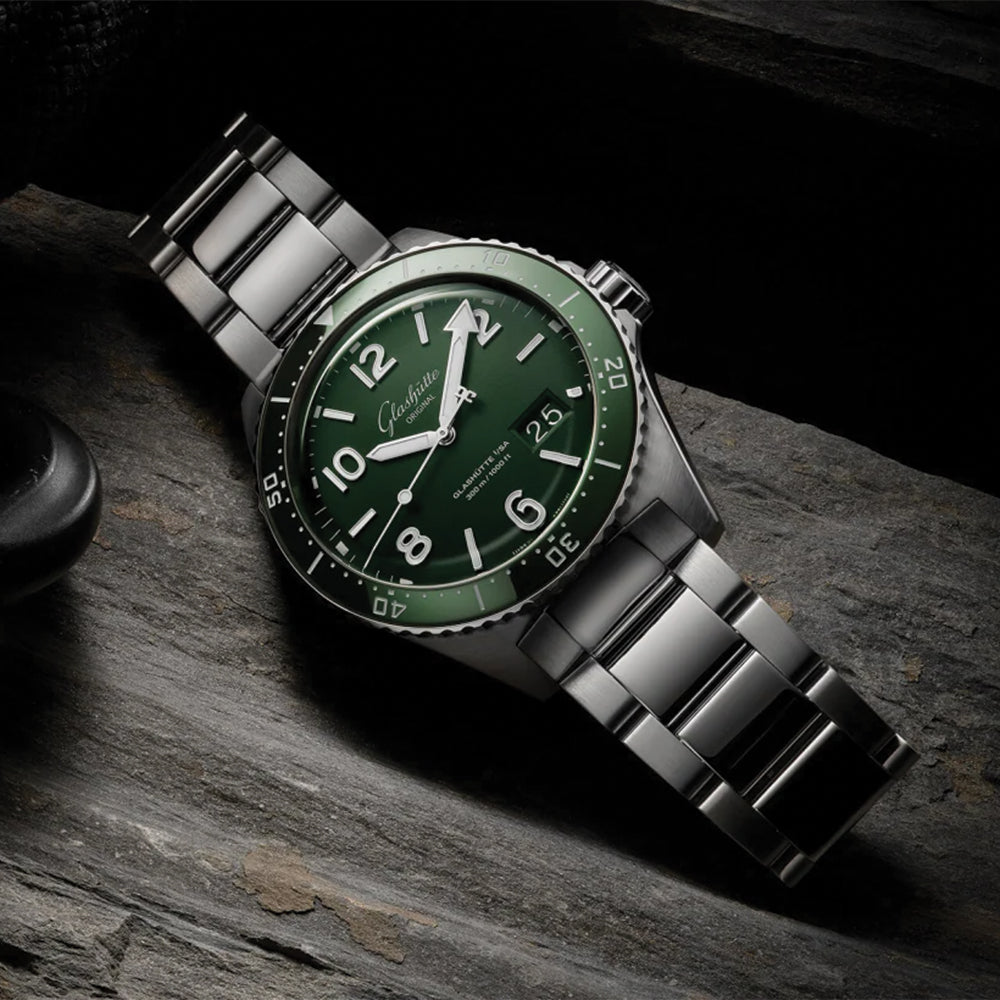 SeaQ Panorama Date 43mm - Varnish Reed Green on Bracelet