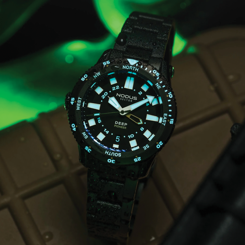 Sector Deep Pioneer NVG Black DLC 38mm - Black on Bracelet