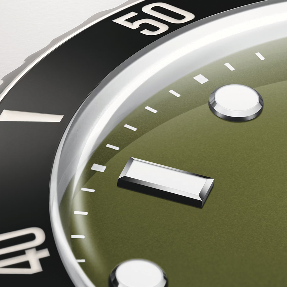 Divers Date 39mm - Green on Bracelet