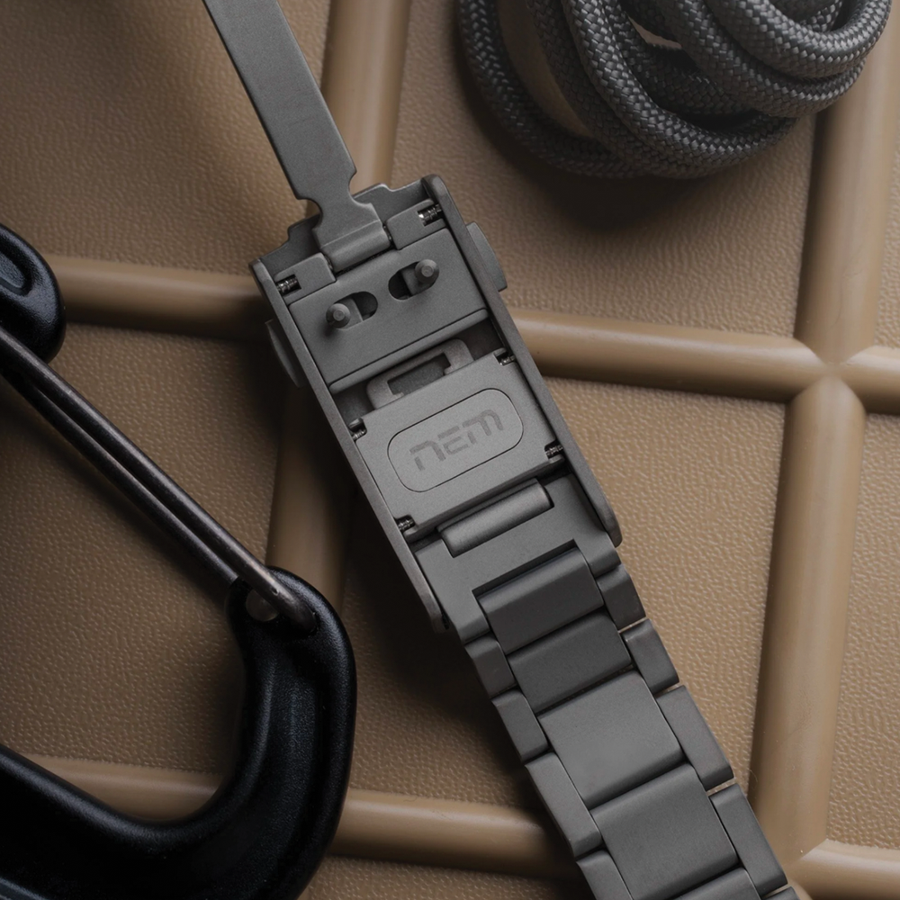 Sector II Field Titanium Sequoia 38mm - Green on Bracelet