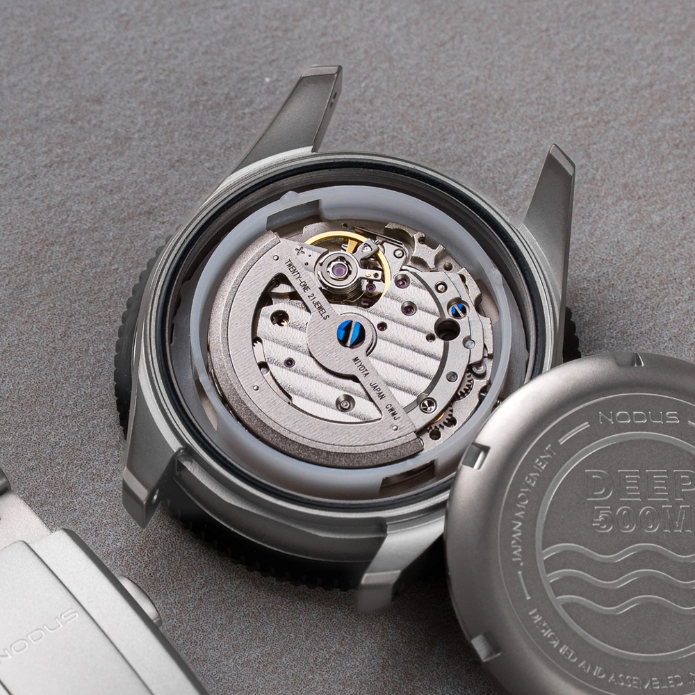 Deep Polar Destro 42mm - White on Bracelet