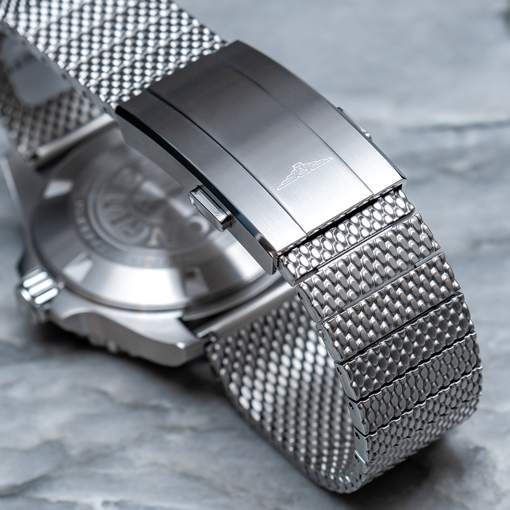 HydroConquest 39mm - Black, Blue Bezel on Mesh Bracelet