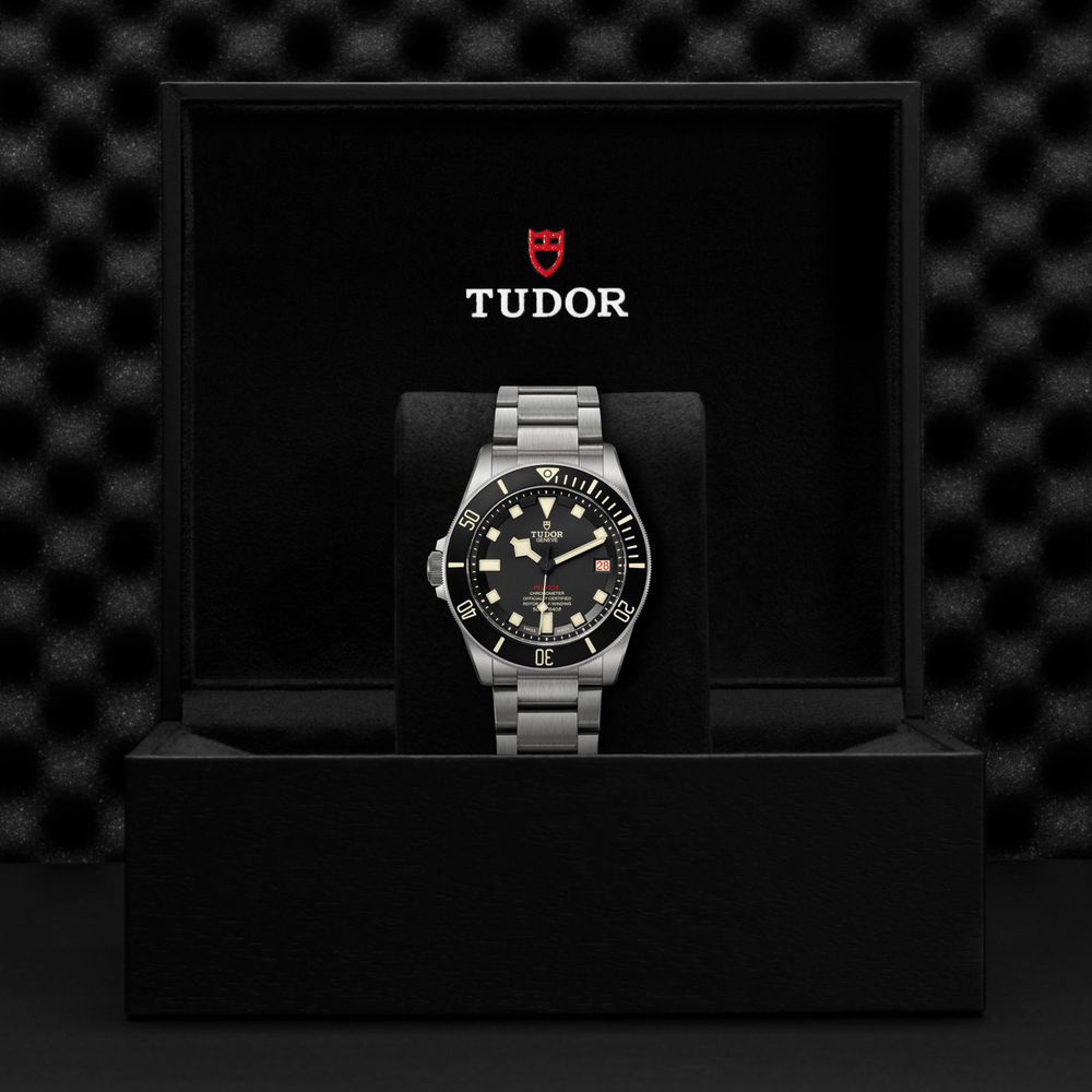 Pelagos LHD Titanium 42mm - Black on Bracelet w/ Extra Rubber Strap